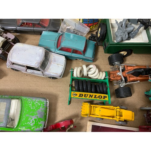 299 - INTERESTING COLLECTIVE TRAY OF SUNDRY UNBOXED DIE CAST INCLUDING A SCARCE DINKY TOY DUNLOP TYRE STAN... 