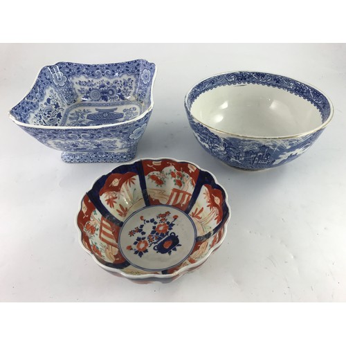 1648 - 2 BLUE AND WHITE BOWLS TOGETHER WITH A FLUTED ORIENTAL BOWL