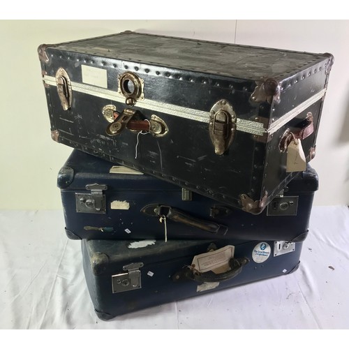 1493 - 3 VINTAGE TRAVELLING TRUNK CASES COMPRISING 1 SHIPPING TRUNK AND 2 VINTAGE CASES