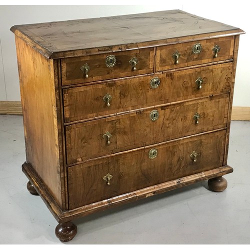 1081 - 18TH CENTURY WALNUT FEATHER AND CROSS BANDED CHEST OF 2 OVER 3 DRAWERS WITH LATER DROP HANDLES ON BU... 