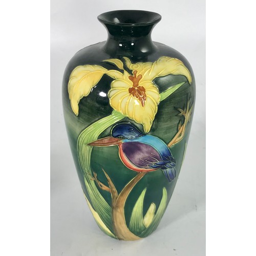 1669 - OLD TUPTON WARE BALUSTER VASE WITH KINGFISHER DECORATION, APPROX. 25 cm