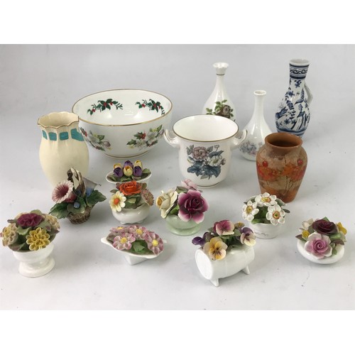 1694 - MISC. WORCESTER, COALPORT, WEDGWOOD ETC. TOGETHER WITH A COLLECTION OF PORCELAIN FLOWER BASKETS