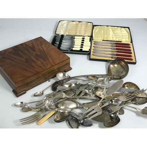 3313 - QUANTITY OF PLATED FLAT WARE INCLUDING LARGE GRAVY SPOON, CASED SETS OF BUTTER KNIVES, FISH SET IN S... 