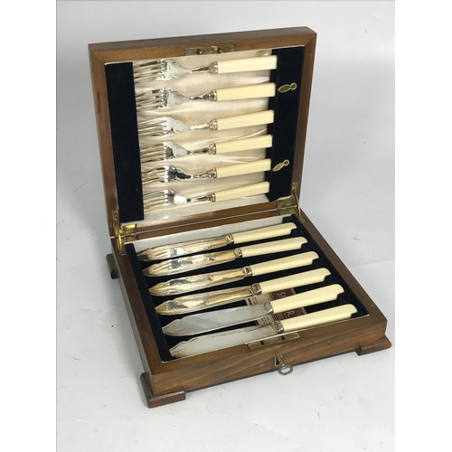 3313 - QUANTITY OF PLATED FLAT WARE INCLUDING LARGE GRAVY SPOON, CASED SETS OF BUTTER KNIVES, FISH SET IN S... 