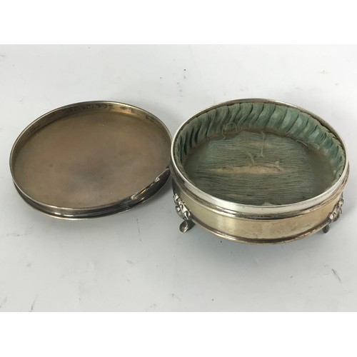 3349 - ROUND SILVER TRINKET BOX WITH HINGED COVER ON 3 LEGS APPROX. 120 g GROSS AF