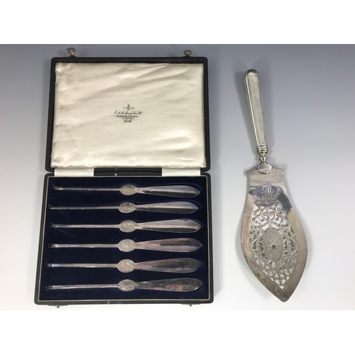 3385 - GEORGIAN SILVER FISH SLICE APPROX 128 g GROSS TOGETHER WITH A CASED SET OF 6 MALLORY AND SON BATH SI... 