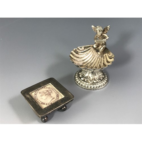 3394 - NOVETLY SILVER STAMP BOX TOGETHER WITH WHITE METAL SCALLOPED SHAPED DISH MOUNTED WITH A CHERUB PLAYI... 