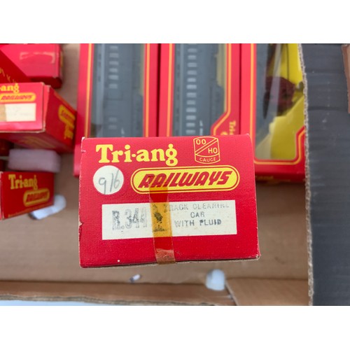 513 - TRIANG MODEL RAILWAYS QUANTITY OF 00 GAUGE BOXED ROLLING STOCK 20 WAGONS AND ENGINEERS COACHES MANY ... 