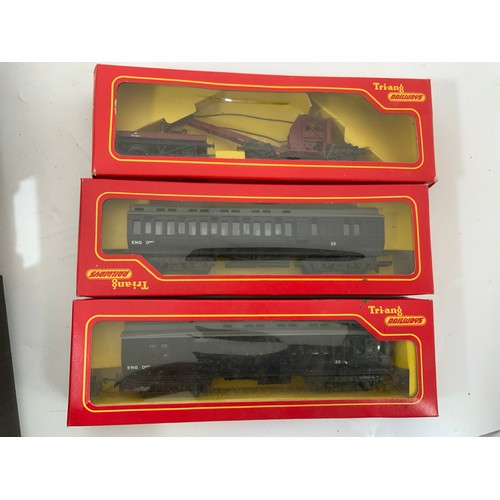 513 - TRIANG MODEL RAILWAYS QUANTITY OF 00 GAUGE BOXED ROLLING STOCK 20 WAGONS AND ENGINEERS COACHES MANY ... 