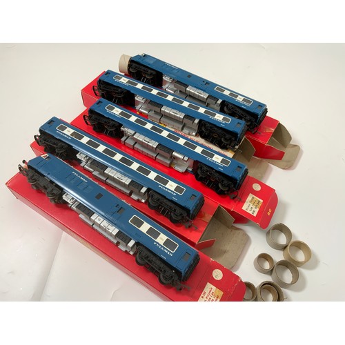 496 - TRIANG  MODEL RAILWAYS BLUE PULMAN COLLECTION COMPRISING R555 BLUE PULMAN MOTOR CAR TYPE 2 IN BLUE L... 