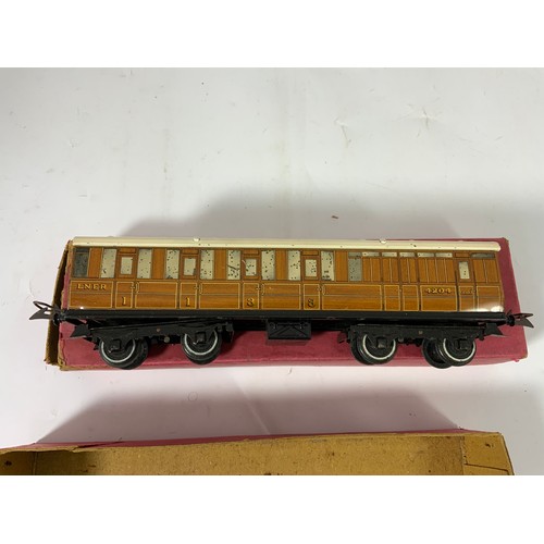 470 - HORNBY SERIES 0 GAUGE NUMBER 2 CORRIDOR COACH, BRAKE COMPOSITE IN LNER TEAK NUMBER 4204