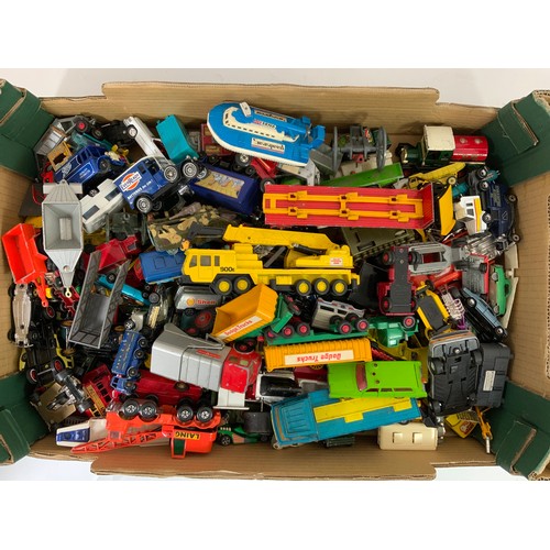 308 - MIXED PLAYWORN TRAY OF SUNDRY MISC DIE CASE VEHICLES MAINLY CORGI, LESNEY, MATCHBOX AND OTHER MAKES