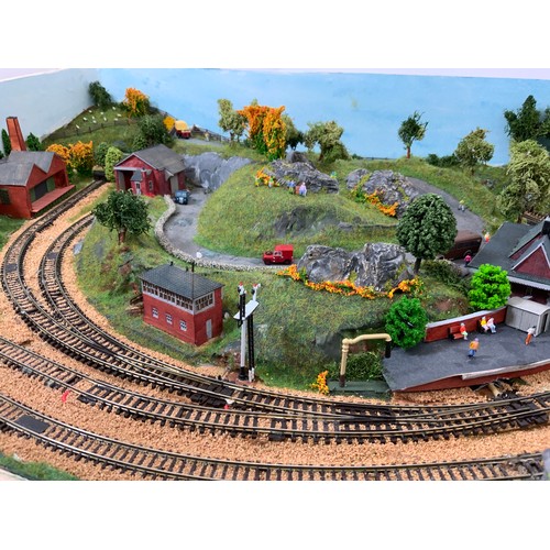 517 - N GAUGE MODEL RAILWAY BUILT LAYOUT COMPRISING SINGLE OVAL WITH INNER HOOP THROUGH BUILT STATION, LOC... 