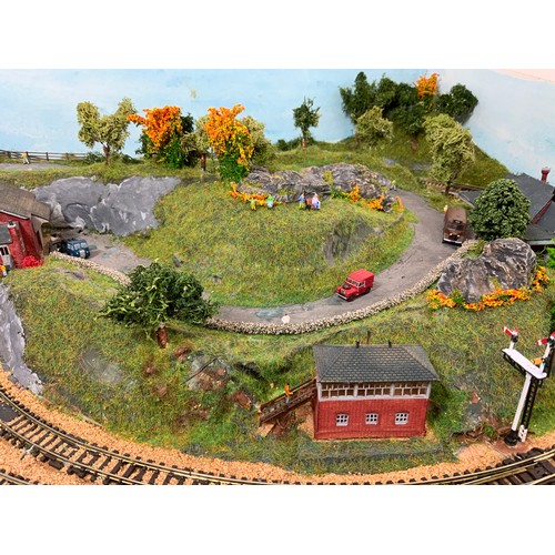 517 - N GAUGE MODEL RAILWAY BUILT LAYOUT COMPRISING SINGLE OVAL WITH INNER HOOP THROUGH BUILT STATION, LOC... 