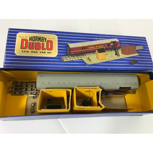 473 - HORNBY DUBLO BOXED ROLLING STOCK COMPRISING T.P.O MAIL VAN SET BOXED WITH INSTRUCTIONS, 4 BOXED HORN... 