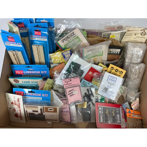 433 - GOOD SIZED BOX OF MISC RAILWAY ACCESSORIES PECO ACCESSORIES DIE CAST KITS AND MODELS INCLUDING ROCO,... 