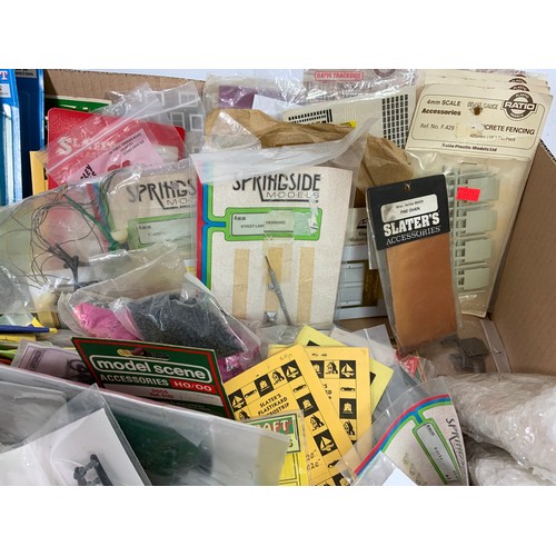 433 - GOOD SIZED BOX OF MISC RAILWAY ACCESSORIES PECO ACCESSORIES DIE CAST KITS AND MODELS INCLUDING ROCO,... 