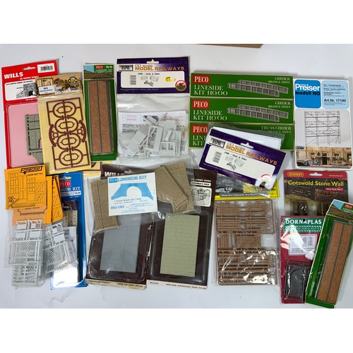 434 - GOOD QUALITY COLLECTION OF VARIOUS RAILWAY PLASTIC ACCESSORIES INCLUDING WILLS, KNIGHTWING, PECO, MO... 