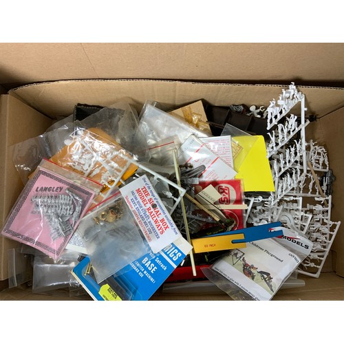 442 - BOX OF VARIOUS DIE CAST AND KIT MADE ?? FOR MODEL RAIL ACCESSORIES INCLUDING TRACK SETTA, SALTERS, P... 