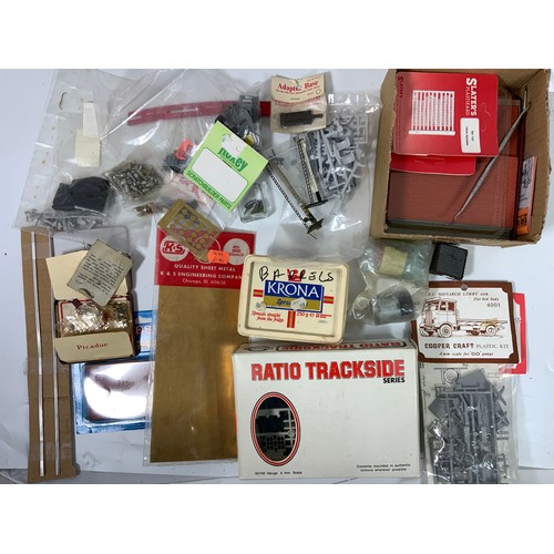 442 - BOX OF VARIOUS DIE CAST AND KIT MADE ?? FOR MODEL RAIL ACCESSORIES INCLUDING TRACK SETTA, SALTERS, P... 