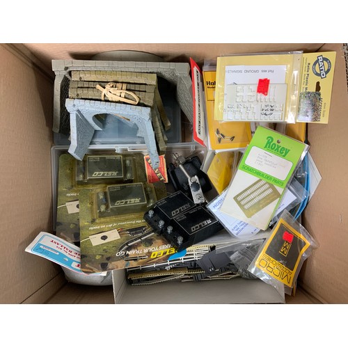 437 - BOX OF ASSORTED MODEL RAILWAY SCENERY INCLUDING 4 RELCO CLEANING SYSTEM, TUNNEL MOUTHS, MAGNIFYING G... 