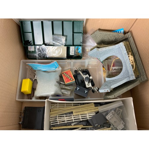 437 - BOX OF ASSORTED MODEL RAILWAY SCENERY INCLUDING 4 RELCO CLEANING SYSTEM, TUNNEL MOUTHS, MAGNIFYING G... 