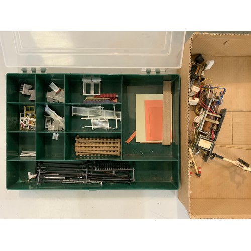 432 - BOX OF ELECTRICAL COMPONANTS INCLUDING LARGE QUANTITY OF TOGGLE SWITCHES, VARIOUS DIODES ELECTRICAL ... 