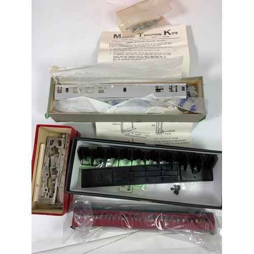 424 - VARIOUS MODELLING KITS COMPRISING BULLIED SOUTHERN LOCO HALVED 3 COACH SET KIT 8894 APPEARS UNOPENED... 