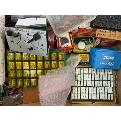 422 - BOX OF ELECTRICAL ACCESSORIES INCLUDING Z TYPE MARKERS, CABLES, MODELLING WIRES, ELECTRICAL ITEMS SY... 