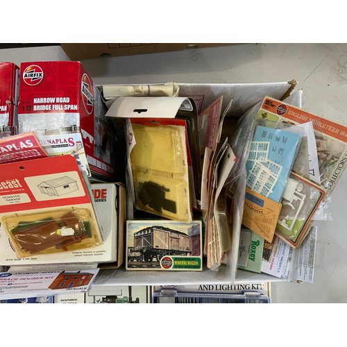 447 - BOX OF MODEL RAILWAY SCENERY ACCESSORIES INCLUDING AIRFIX NARROW ROAD BRIDGE FULL SPAN, MODEL POWER ... 