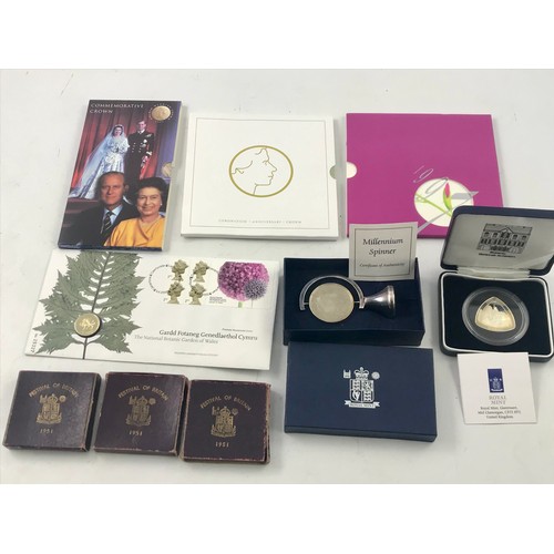 3643 - MISC. COMMEMORATIVE COINS INC. 3 BOXED 1951 FESTIVAL OF BRITAIN CROWNS TOGETHER WITH A BERMUDA TRIAN... 