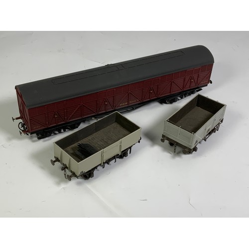 562 - LIMA MAROON SIPHON H W1438 & X 2 WAGONS IN GREY