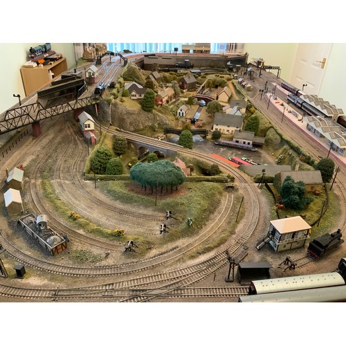 514 - SUPERB 00 SCALE LAYOUT CALLED 'WYEDALE' COMES IN  7 SECTIONS  DOUBLE TRACK TWO TIER ELECTRONICALLY O... 