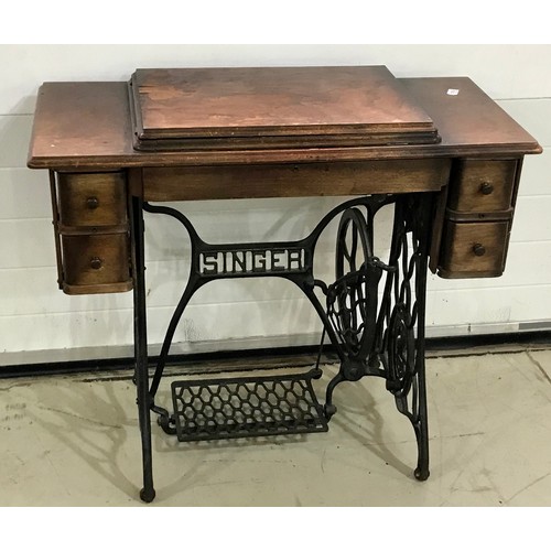 1542 - SINGER SEWING MACHINE ON STAND