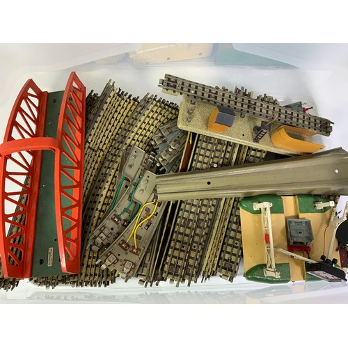 393 - 2 TRAYS OF HORNBY DUBLO 3 RAIL TRACK, TPO APARATUS, LEVEL CROSSING, BUFFERS, SIGNALS, VIADUCT, 2 FOO... 