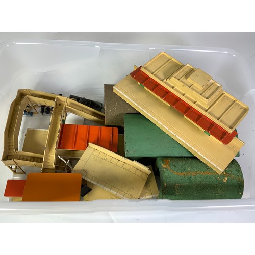 393 - 2 TRAYS OF HORNBY DUBLO 3 RAIL TRACK, TPO APARATUS, LEVEL CROSSING, BUFFERS, SIGNALS, VIADUCT, 2 FOO... 