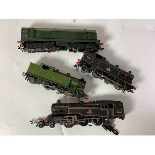 396 - HORNBY DUBLO 3 UNBOXED LOCOMOTIVES COMPRISING CLASS 20 D8000, 0-6-2 TANK LOCOMOTIVE 69567 U/B, LNER ... 