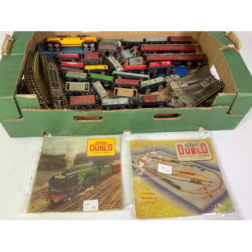 391 - HORNBY DUBLO MODEL RAILWAY COMPRISING COLLECTION OF WAGONS, TANKERS, COACHES, TRACK AND POINTS PLUS ... 