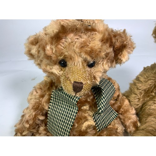 208 - BARTON'S CREEK COLLECTION HILDEGARD GUNZEL 'GUSTAV' LIMITED EDITION OF 6000 BEARS TOGETHER WITH A ME... 