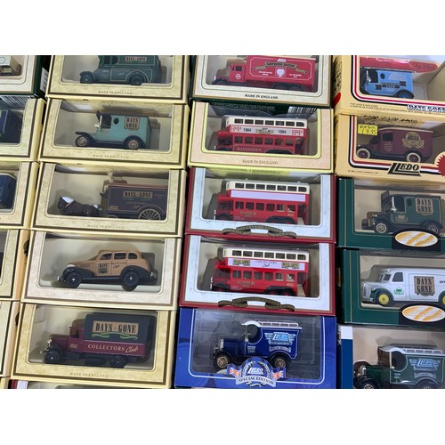 341 - 31 LLEDO MODELS INCLUDING A NUMBER OF MEMBERS EXCLUSIVE DIE CAST COLLECTOR CLUB MODELS, GREEN & BLUE... 