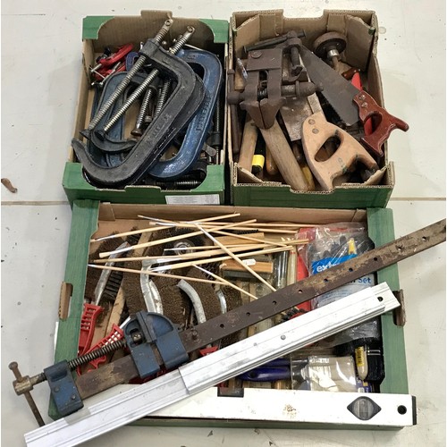 282 - 3 TRAYS COMPRISING SASH CLAMP, G CLAMPS, VICE, SMALL HAND CARPENTERS TOOLS, WIRE BRUSHES AND DECORAT... 