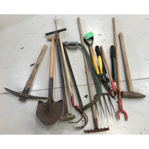 331 - COLLECTION OF GARDEN TOOLS