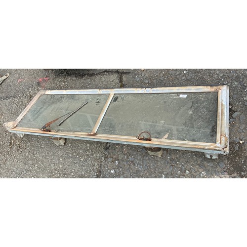 32 - LAND ROVER FRONT WINDSCREEN  PANEL