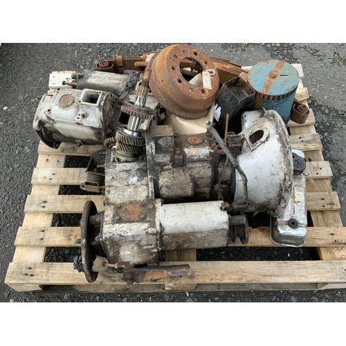 50 - PALLET OF VARIOUS LAND ROVER & OTHER PARTS & SPARES