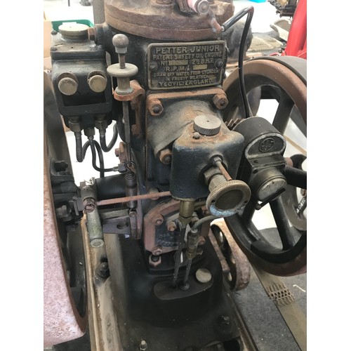 694 - A PETTER JUNIOR 2.5 BHP SINGLE CYLINDER VERTICAL ENGINE WITH TWIN FLY WHEEL WITH BELT CONNECTED TO A... 