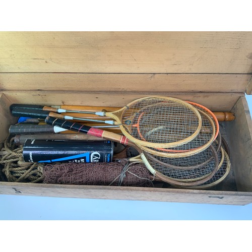 457 - THORNTON AND CO EDINBURGH GARDEN BADMINTON SET TOGETHER WITH VARIOUS VINTAGE BADMINTON RACKETS IN OR... 