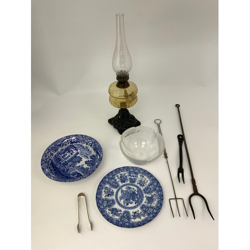 323 - GLASS OIL LAMP WITH CAST BASE AND GLASS RESERVOIR PLUS SUNDRY OTHER METAL WARE AND CHINA