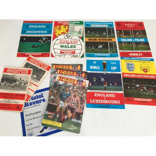 93 - BOX OF MISC. EPHEMERA INCLUDING THEATRE PROGRAMMES, FOOTBALL PROGRAMMES, SOUTHAMPTON 1970S, FIFA WOR... 