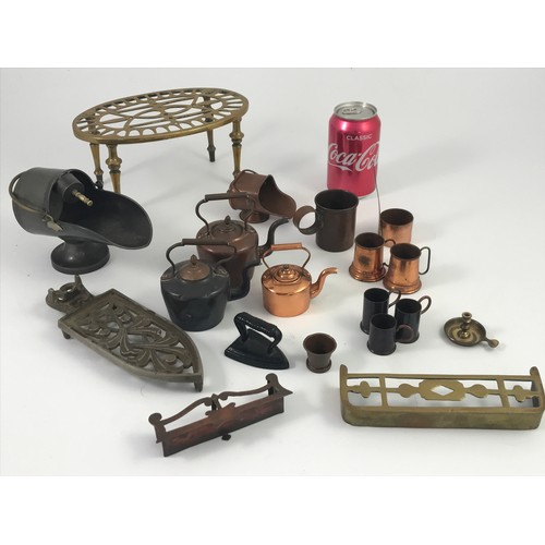 336 - MISC. INTERESTING COPPER AND BRASSWARE INCLUDING SKILLETS MINIATURE KETTLES COAL HELMETS ETC.