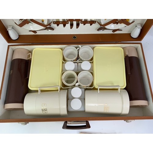 437 - LARGE PICNIC SET